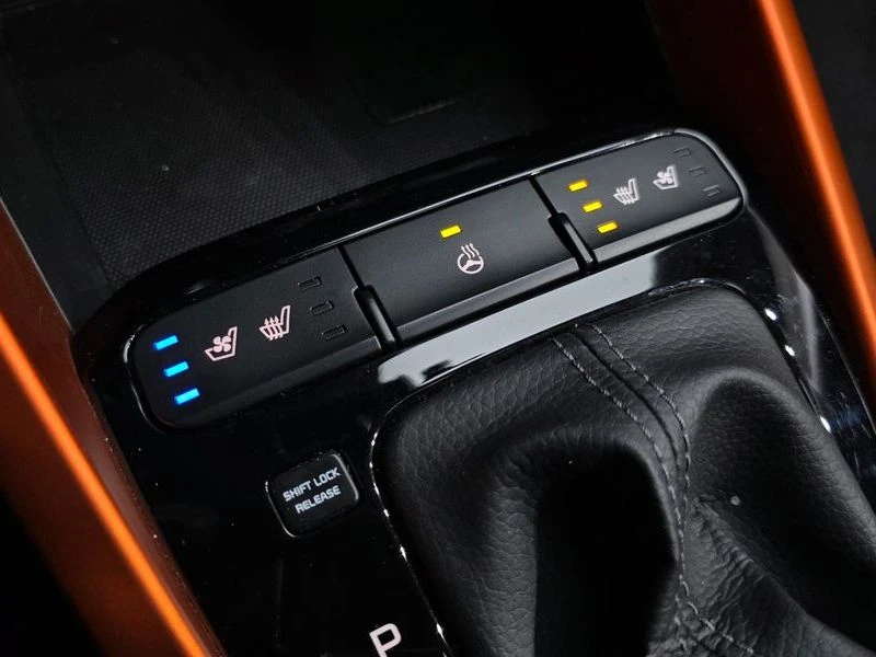 Kia Stonic 1.4| ОБДУХВАНЕ| ПОДГРЕВ НА ВОЛАНА| КАМЕРА| ШИБЕДАХ, снимка 15 - Автомобили и джипове - 55737143