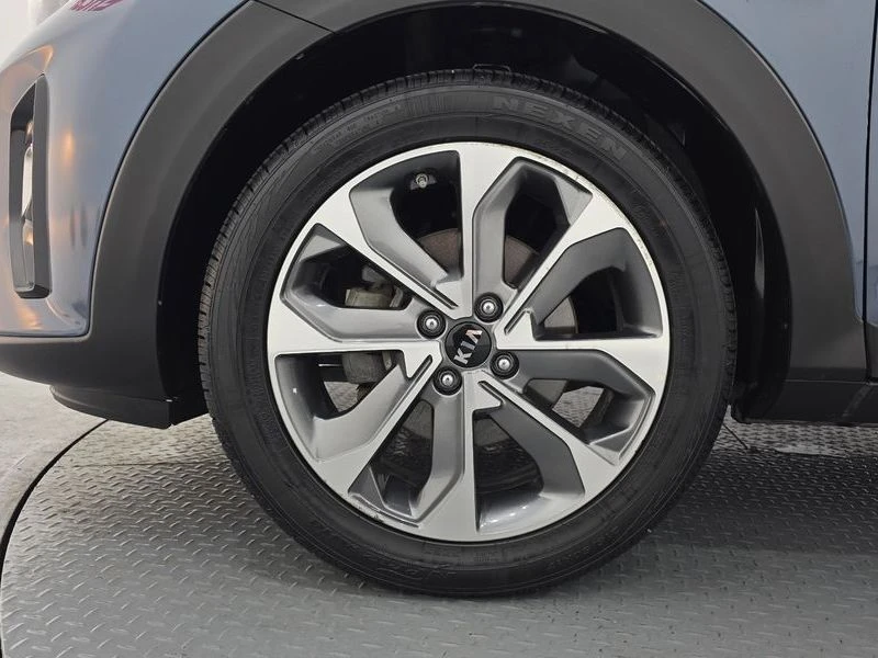 Kia Stonic 1.4| ОБДУХВАНЕ| ПОДГРЕВ НА ВОЛАНА| КАМЕРА| ШИБЕДАХ, снимка 5 - Автомобили и джипове - 55737143