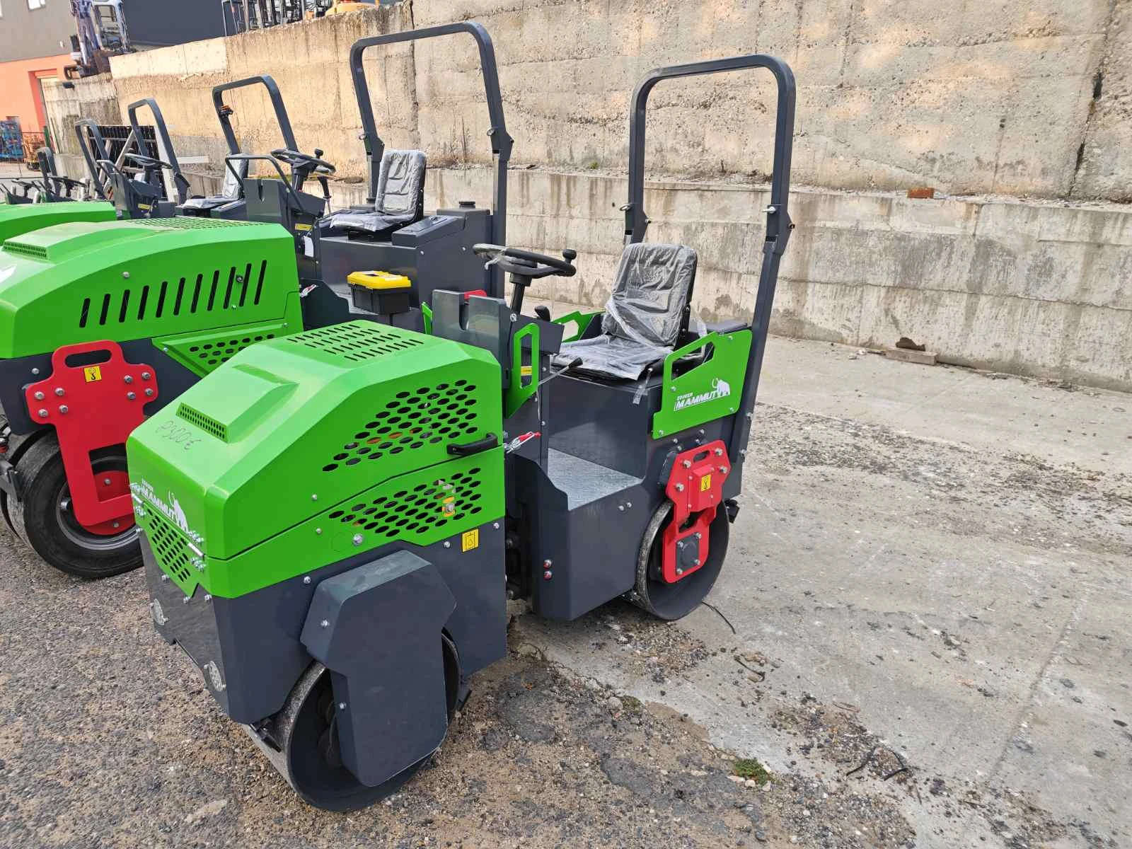 Валяк BOMAG ЧИСТО НОВ, снимка 3 - Индустриална техника - 55018361