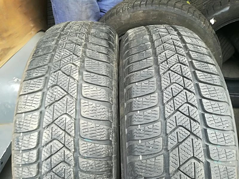 Гуми Зимни 205/60R17, снимка 1 - Гуми и джанти - 23632346