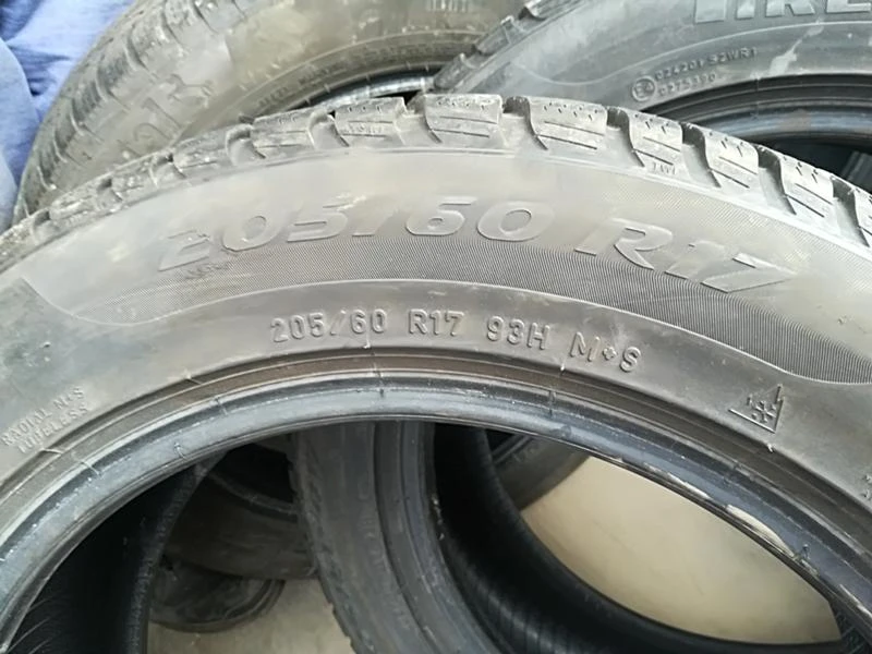 Гуми Зимни 205/60R17, снимка 6 - Гуми и джанти - 23632346