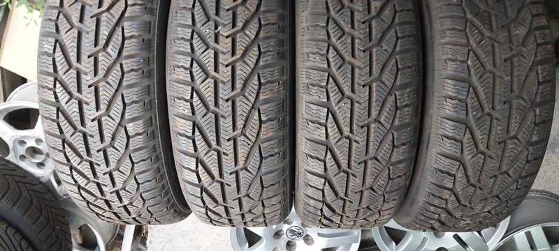 Гуми Зимни 205/55R16, снимка 1 - Гуми и джанти - 34366877