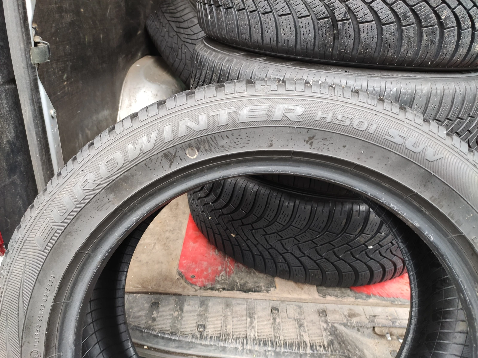 Гуми Зимни 235/50R19, снимка 11 - Гуми и джанти - 54986728