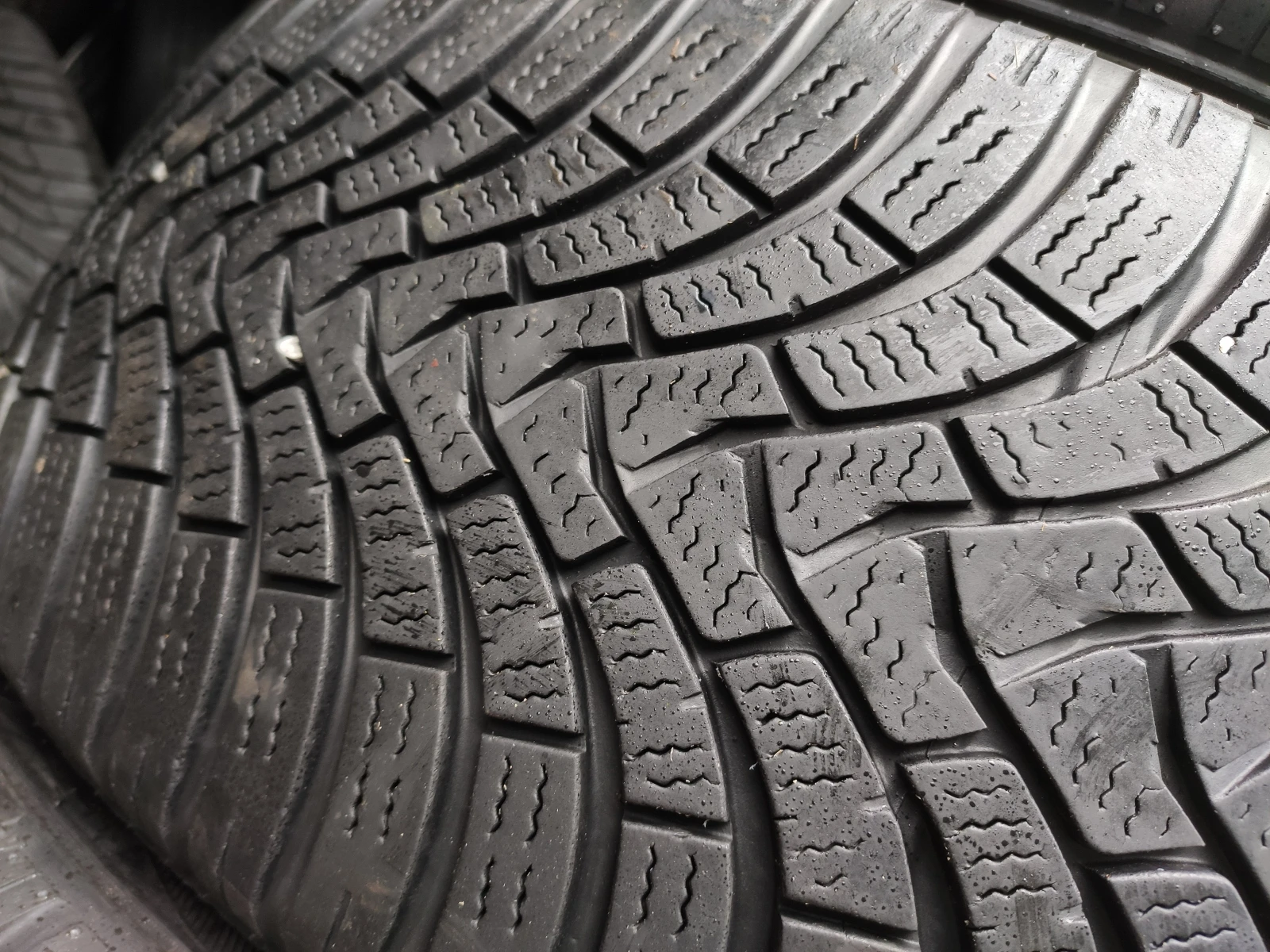 Гуми Зимни 235/50R19
