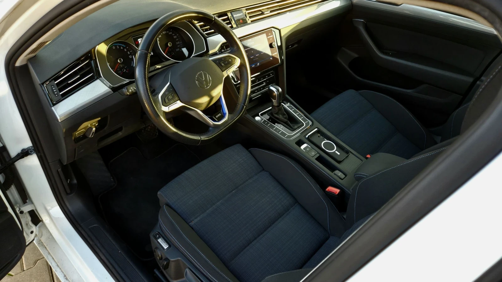 VW Passat GTE/Plug-In hybrid, снимка 15 - Автомобили и джипове - 54648592