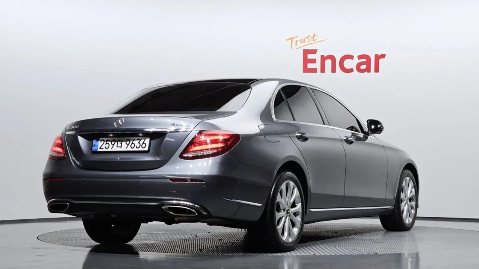Mercedes-Benz E 300 4 MATIC / 360 КАМЕРИ / ОБДУХВАНЕ / HEAD UP /  PANO, снимка 2 - Автомобили и джипове - 54793487