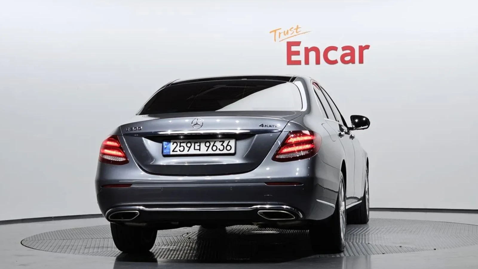 Mercedes-Benz E 300 4 MATIC / 360 КАМЕРИ / ОБДУХВАНЕ / HEAD UP /  PANO, снимка 4 - Автомобили и джипове - 54793487
