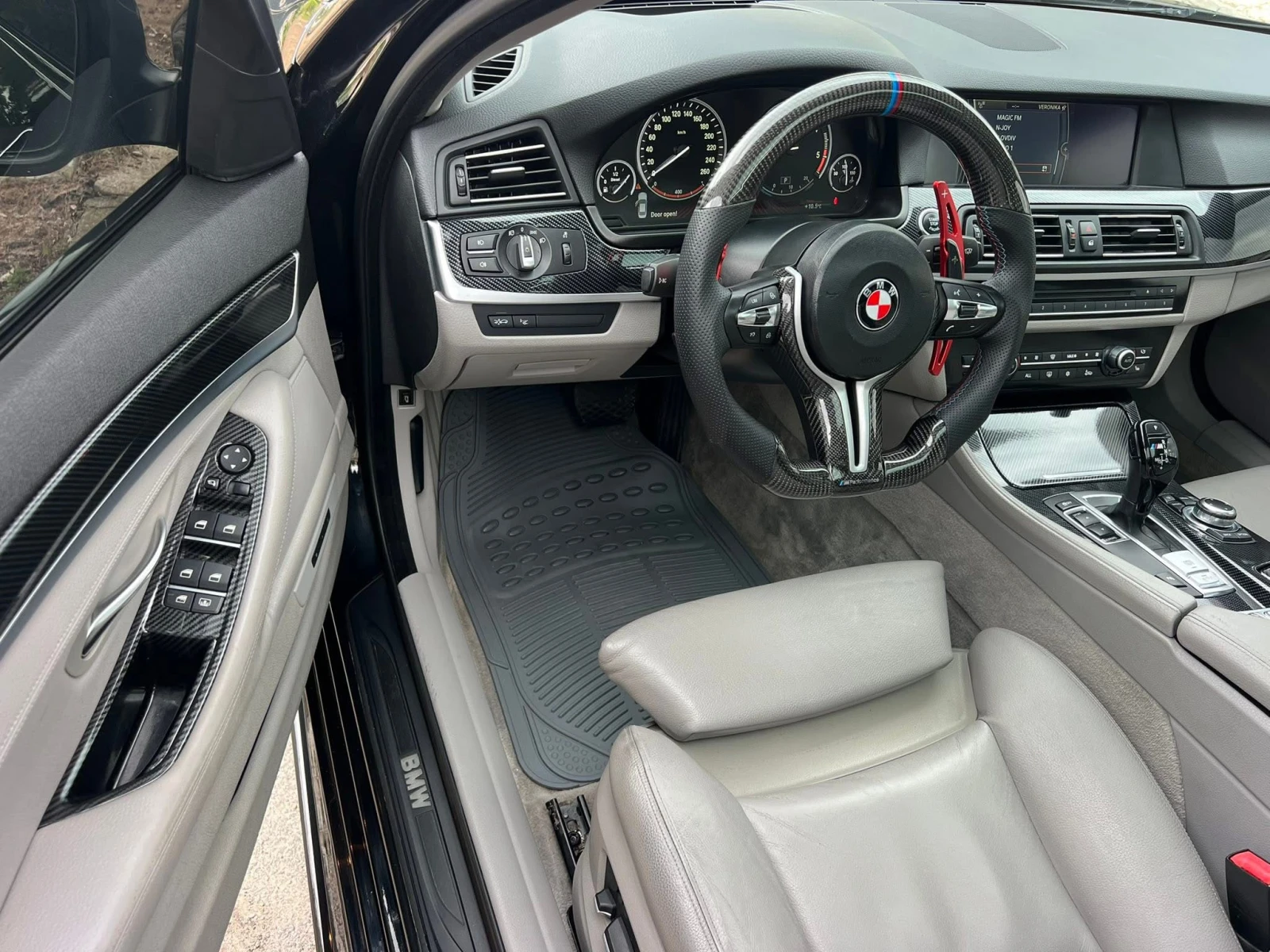 BMW 530 M-PERFORMANCE/3xTW/HEAD-UP/PANORAMA/VAKUM/CARBON, снимка 10 - Автомобили и джипове - 54806376