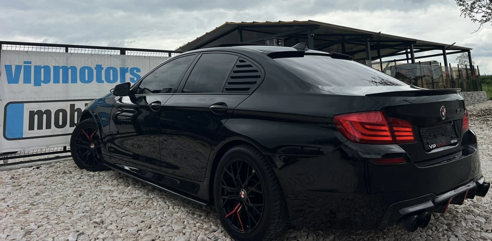 BMW 530 M-PERFORMANCE/3xTW/HEAD-UP/PANORAMA/VAKUM/CARBON, снимка 4 - Автомобили и джипове - 54806376
