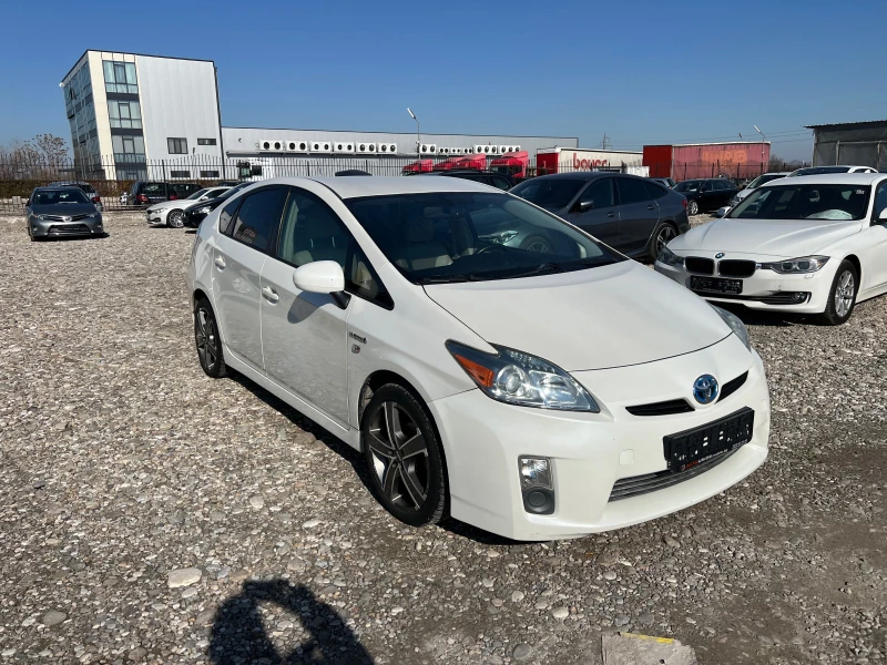 Toyota Prius 1.8 HYBRID, снимка 3 - Автомобили и джипове - 49097276