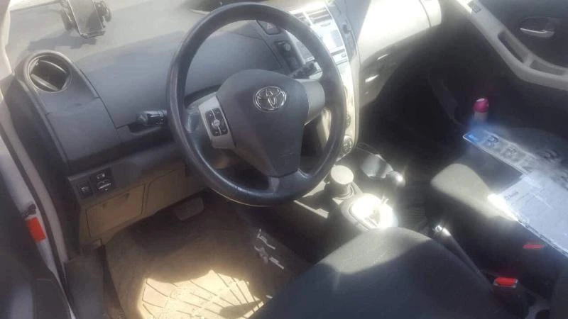 Toyota Yaris 1.3 VVTI, Автоматик, снимка 5 - Автомобили и джипове - 23119119