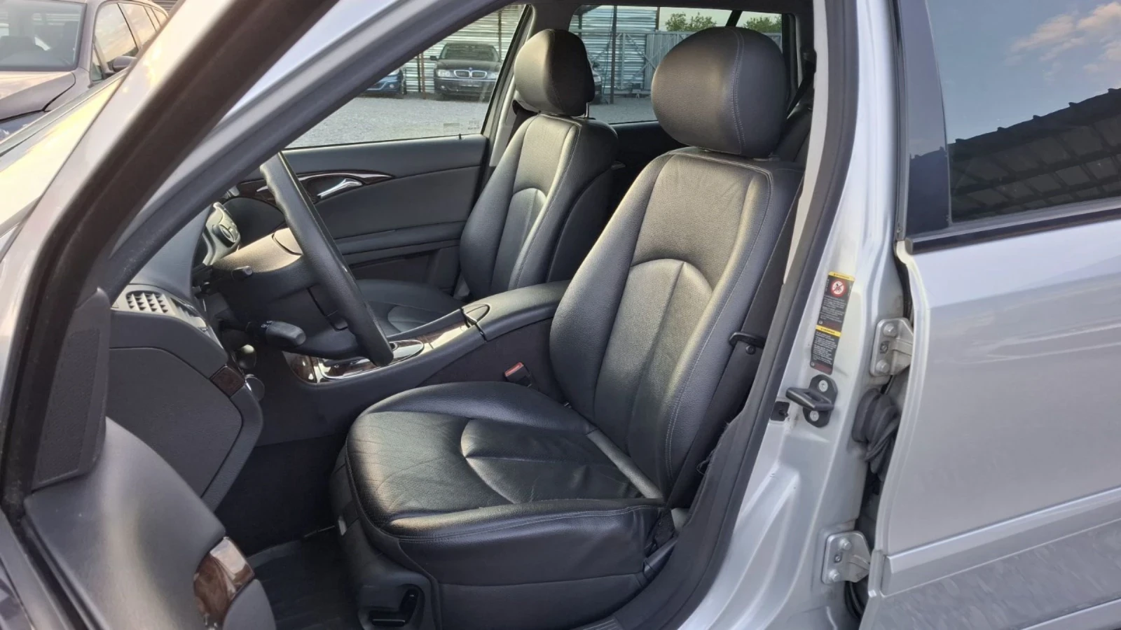 Mercedes-Benz E 200 КОЖА/NAVI/AUTOMATIK - изображение 10
