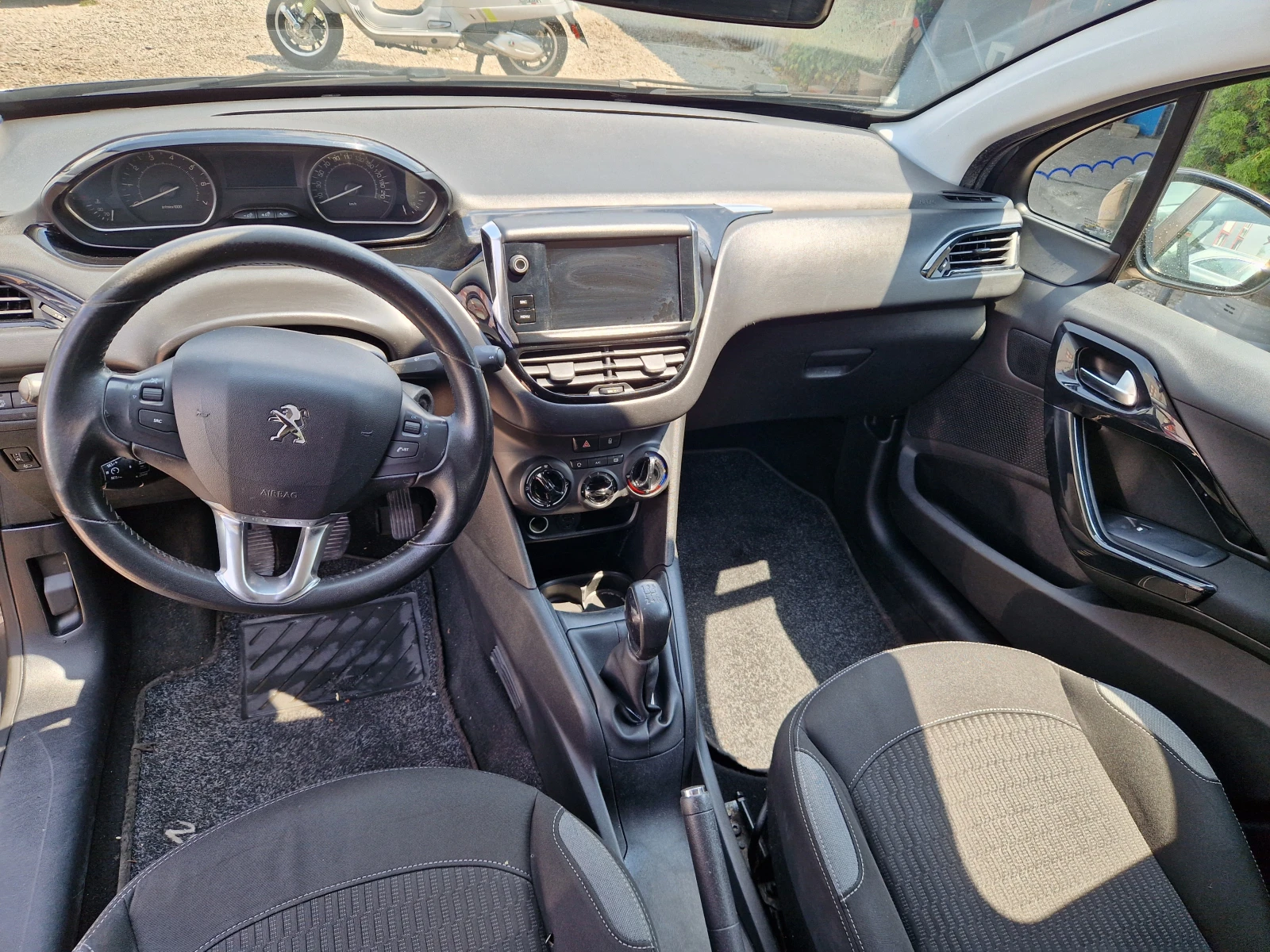 Peugeot 208 1.2i - изображение 8