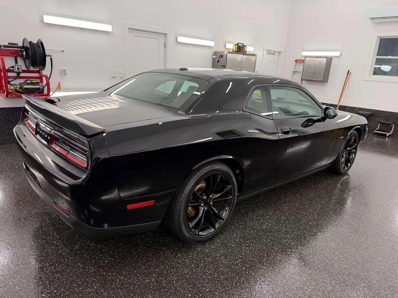 Dodge Challenger * 2dr Cpe R/T * CARFAX * ЦЕНА ДО БГ - изображение 3