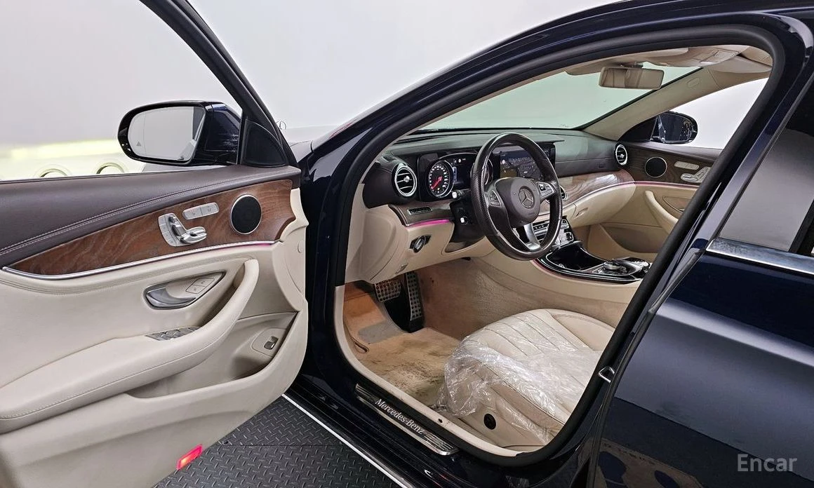 Mercedes-Benz E 220, снимка 10 - Автомобили и джипове - 53995243