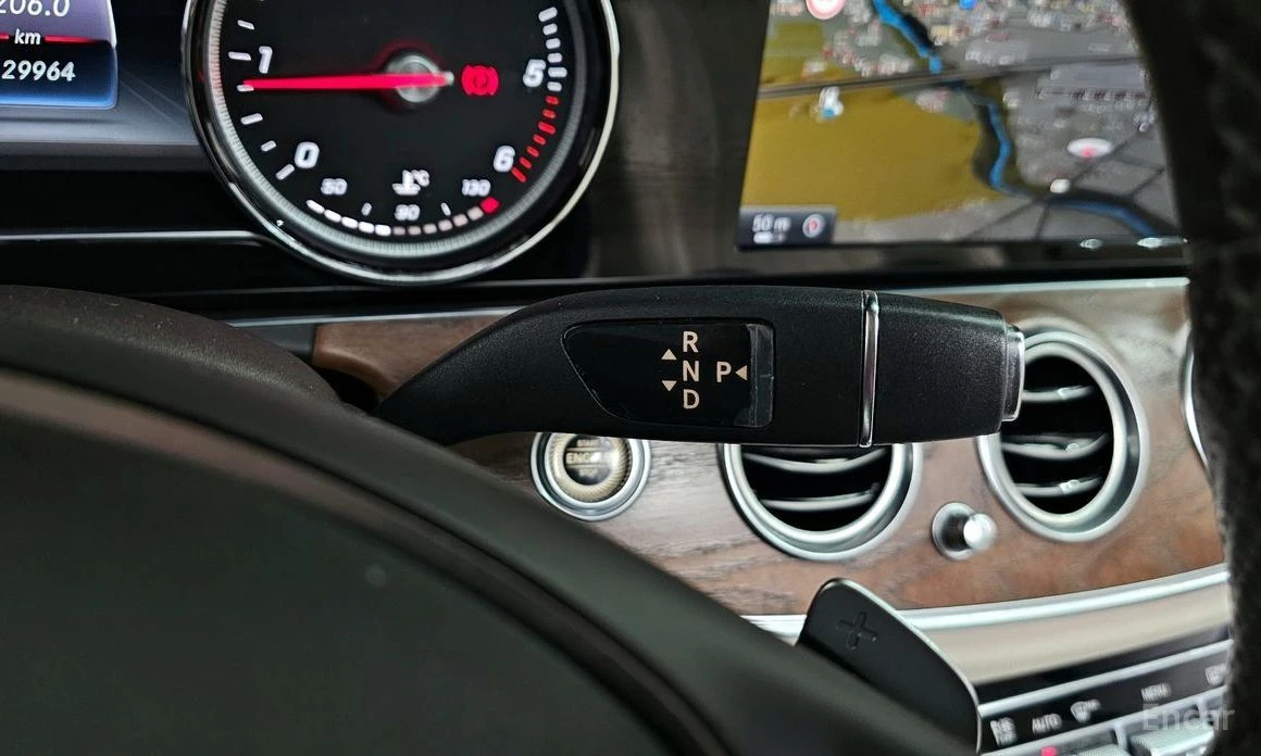 Mercedes-Benz E 220, снимка 9 - Автомобили и джипове - 53995243