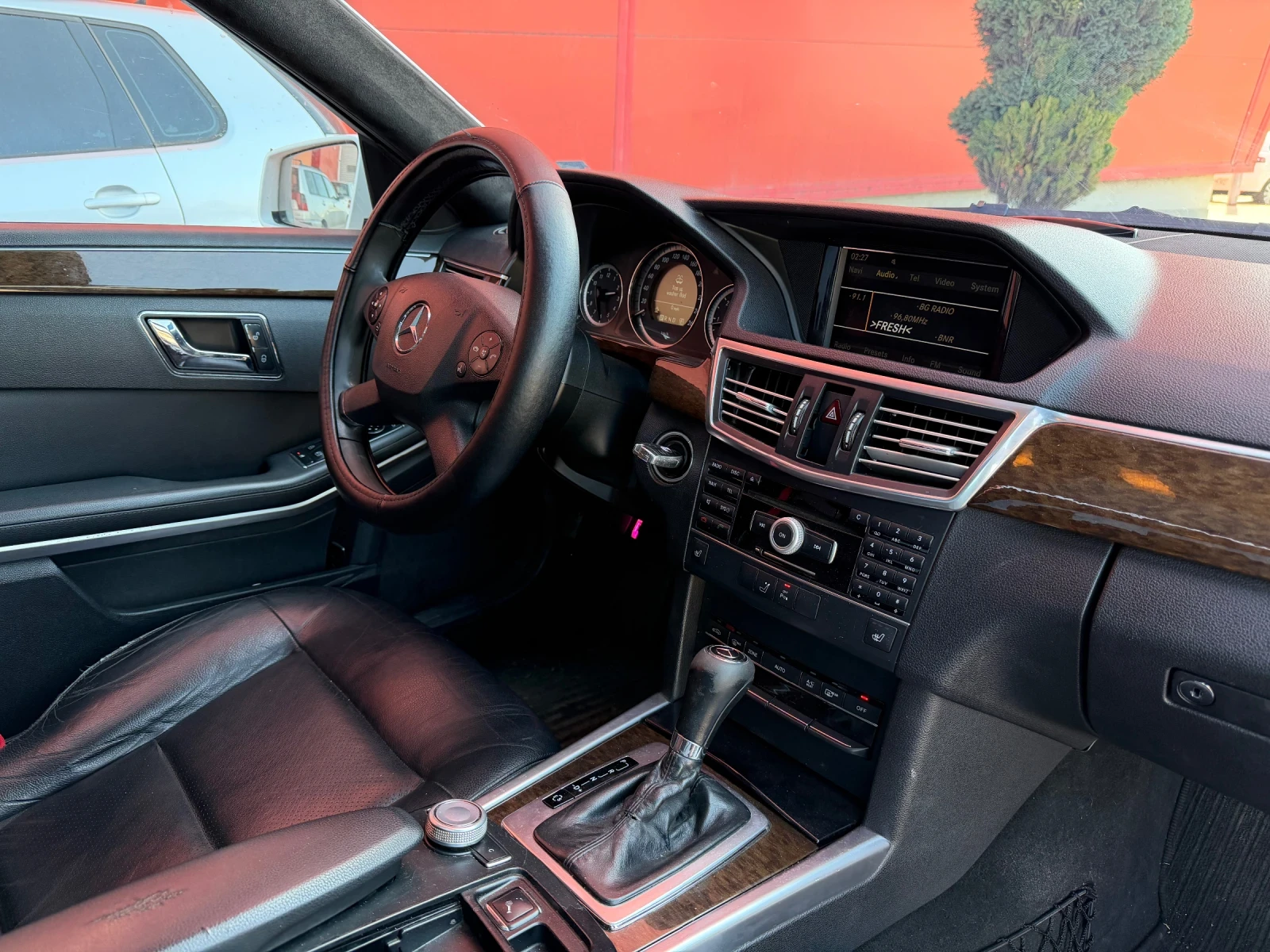 Mercedes-Benz E 220 Автоматик* Алкантара* УНИКаТ, снимка 12 - Автомобили и джипове - 54221421