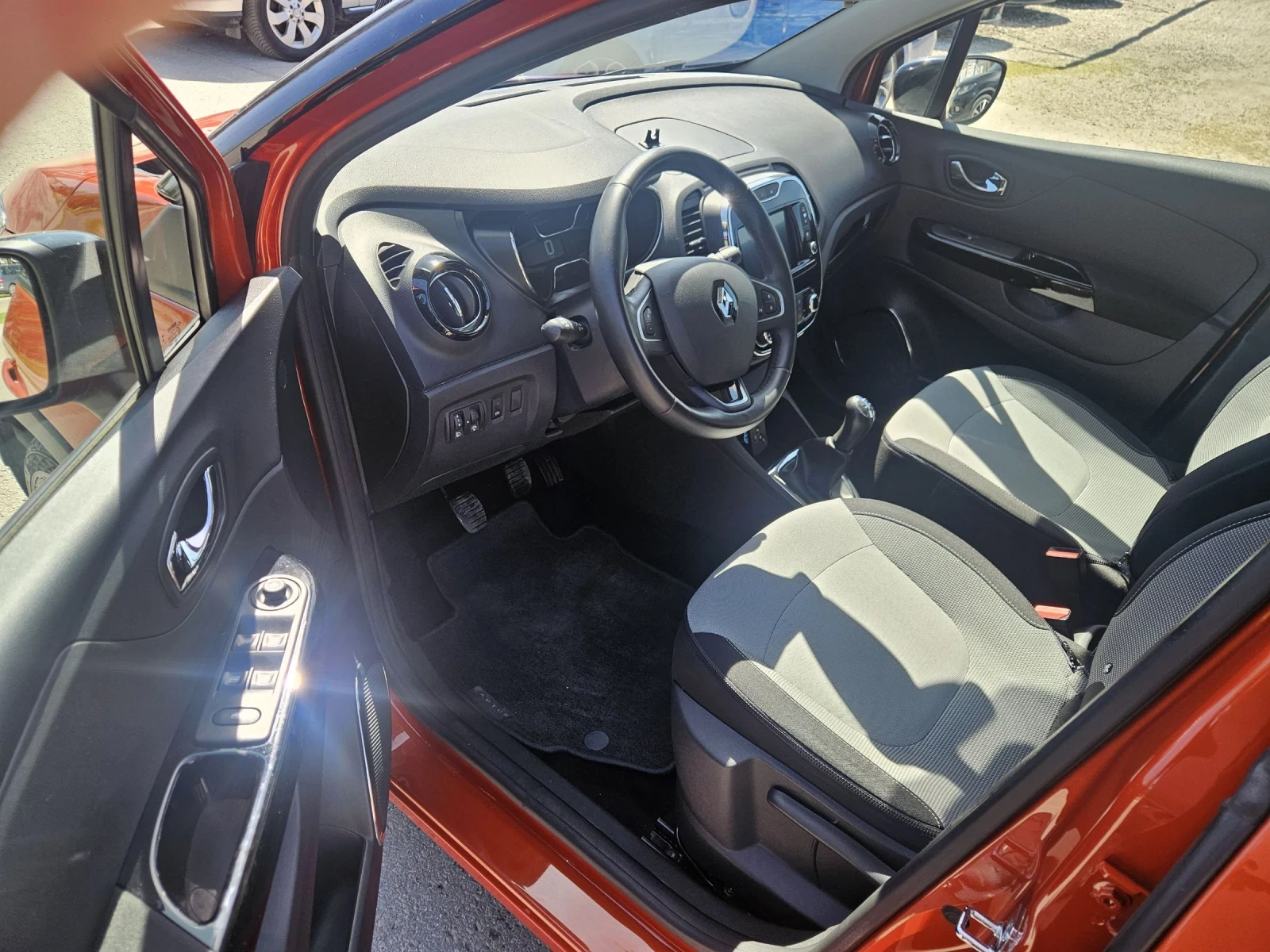 Renault Captur 1.5 DCI  95 k.c., снимка 7 - Автомобили и джипове - 54351693