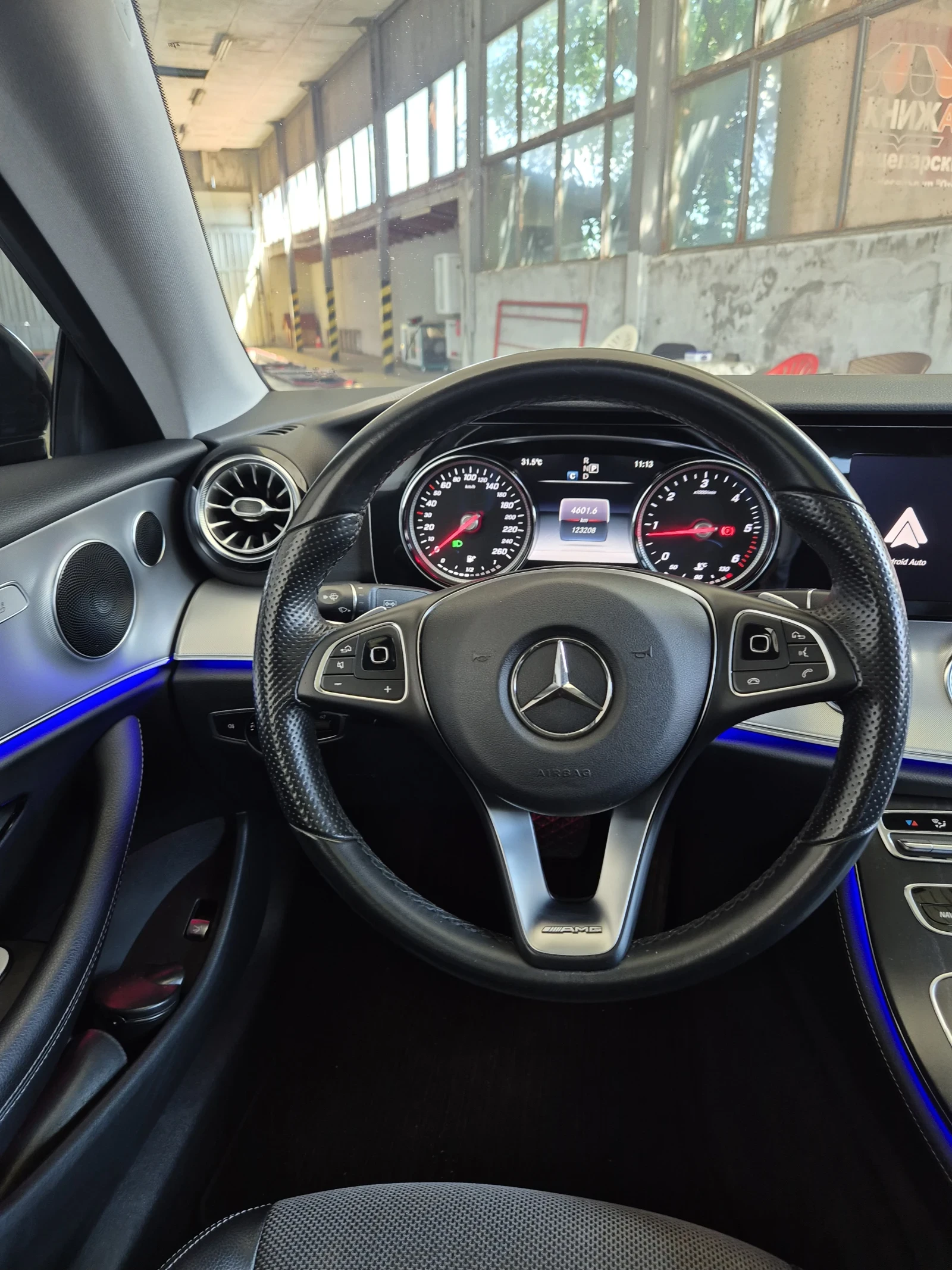 Mercedes-Benz E 220 Първи собственик-АMG paket, снимка 7 - Автомобили и джипове - 55420366