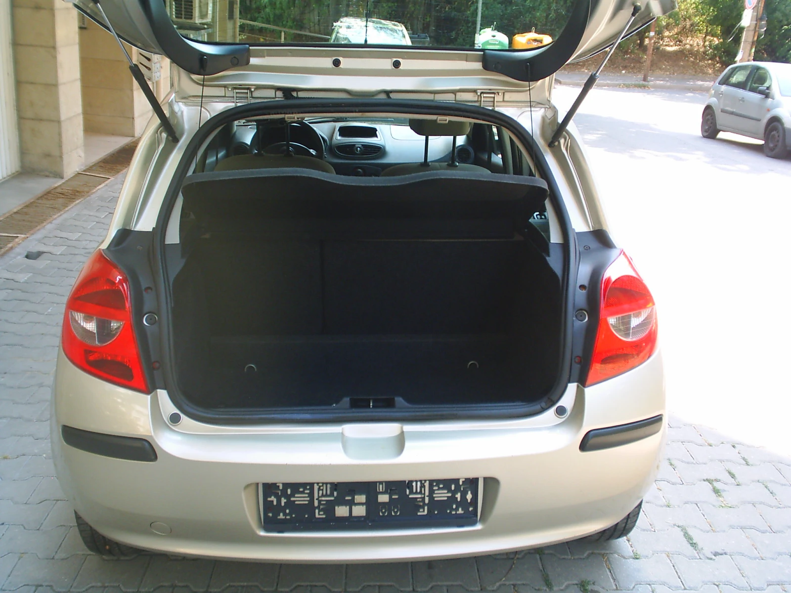 Renault Clio 1.2 16V Comfort, снимка 14 - Автомобили и джипове - 55778417
