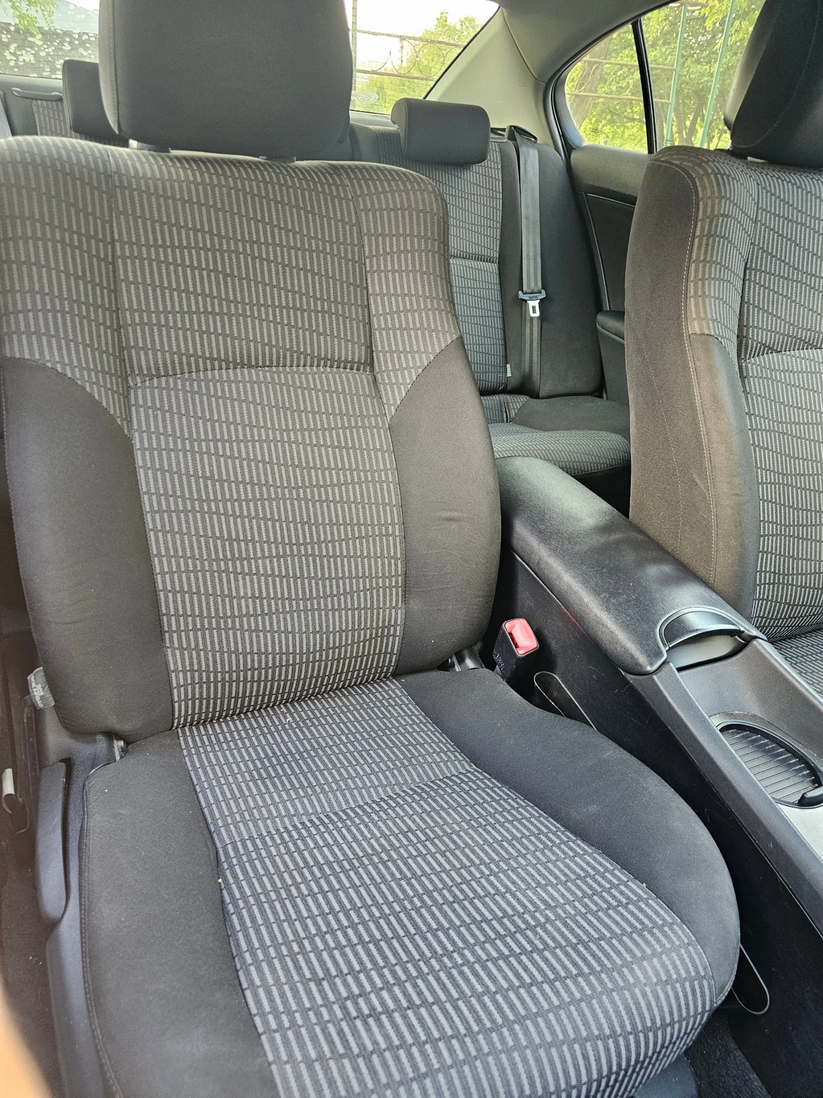 Toyota Avensis Saloon (T27), снимка 8 - Автомобили и джипове - 56309685