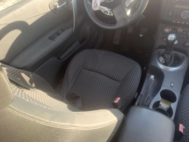 Nissan Qashqai 1.6i, снимка 14 - Автомобили и джипове - 52815933