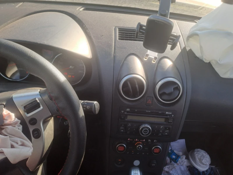 Nissan Qashqai 1.6i, снимка 12 - Автомобили и джипове - 52815933