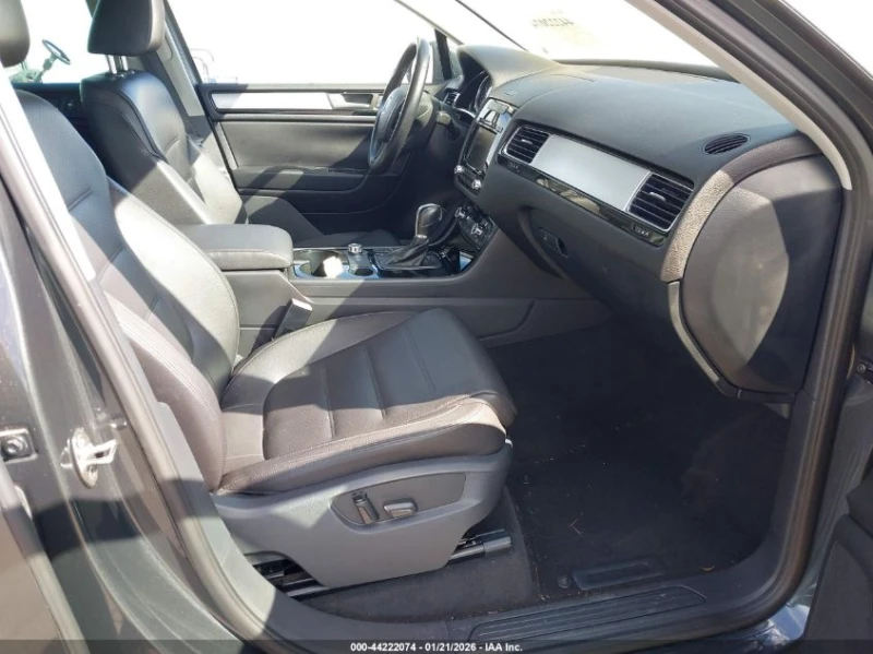 VW Touareg 3.6L V-6 DI, DOHC, VVT, 280HP All Wheel Drive, снимка 10 - Автомобили и джипове - 53482498