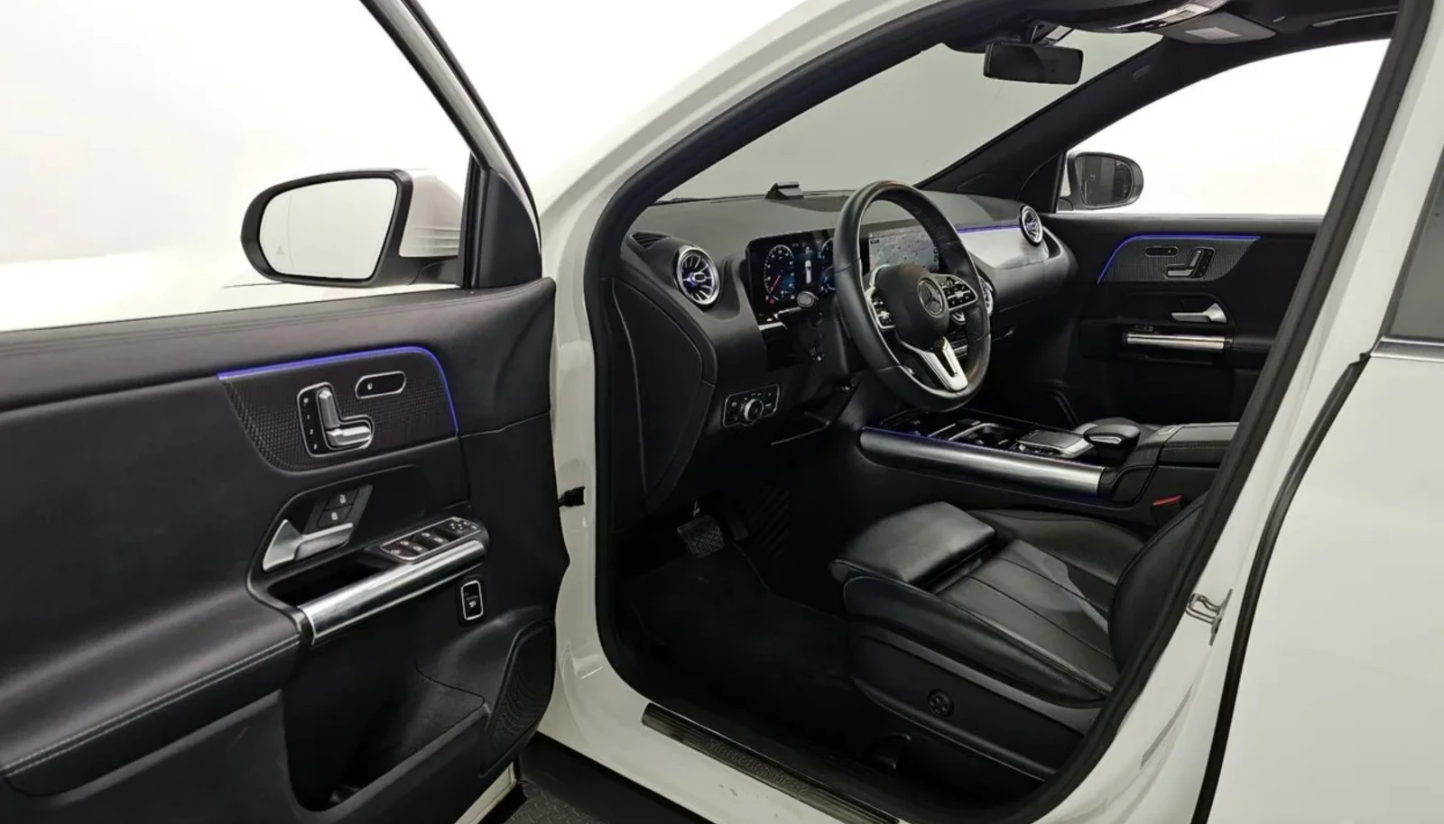Mercedes-Benz GLA 220 Ambient* Pano* Крайна цена* , снимка 8 - Автомобили и джипове - 54855921