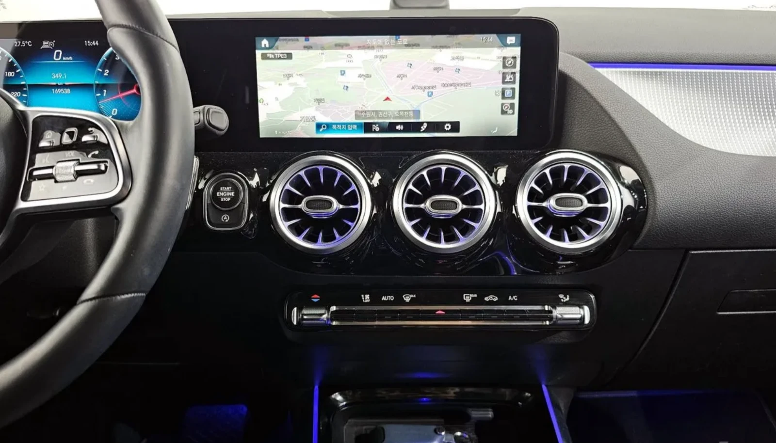 Mercedes-Benz GLA 220 Ambient* Pano* Крайна цена* , снимка 13 - Автомобили и джипове - 54855921