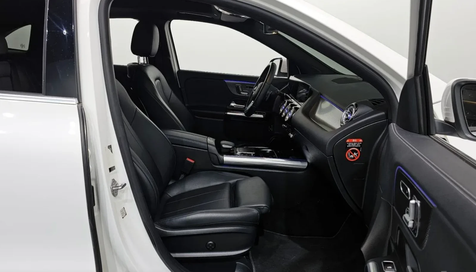 Mercedes-Benz GLA 220 Ambient* Pano* Крайна цена* , снимка 9 - Автомобили и джипове - 54855921