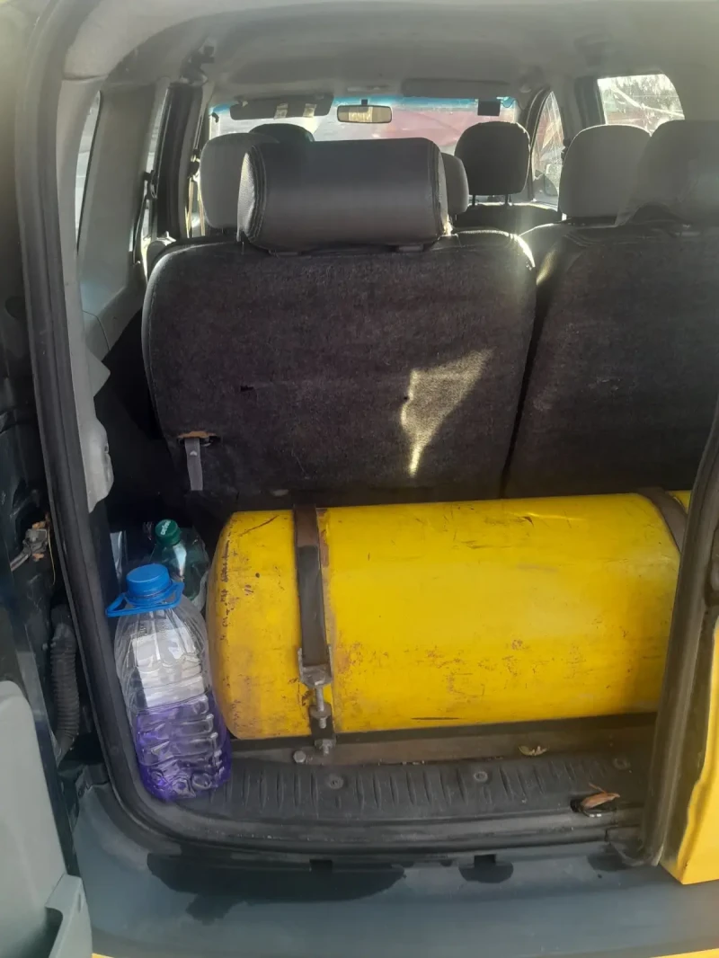 Dacia Logan 1.6 i, снимка 6 - Автомобили и джипове - 52538687