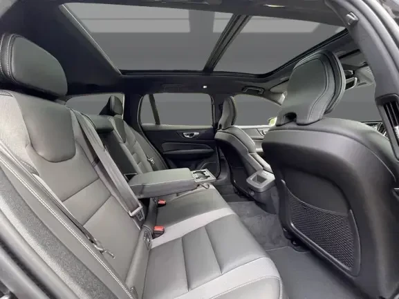 Volvo V60 B4 = Plus Dark = Гаранция, снимка 13 - Автомобили и джипове - 54179029