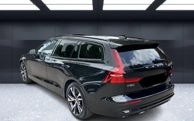 Volvo V60 B4 = Plus Dark = Гаранция, снимка 2 - Автомобили и джипове - 54179029