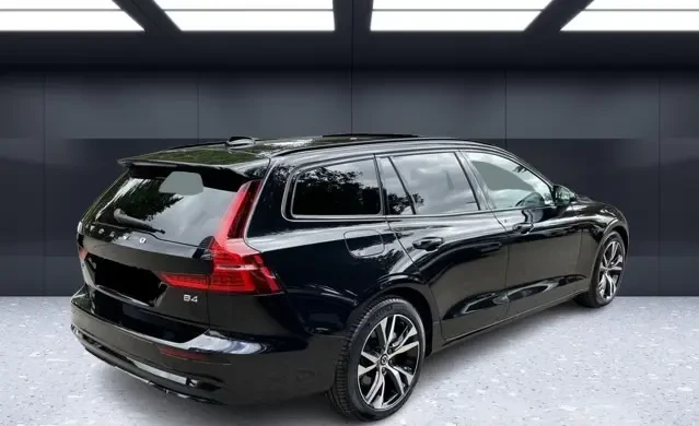 Volvo V60 B4 = Plus Dark = Гаранция, снимка 4 - Автомобили и джипове - 54179029