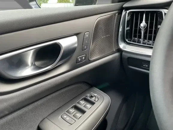 Volvo V60 B4 = Plus Dark = Гаранция, снимка 8 - Автомобили и джипове - 54179029