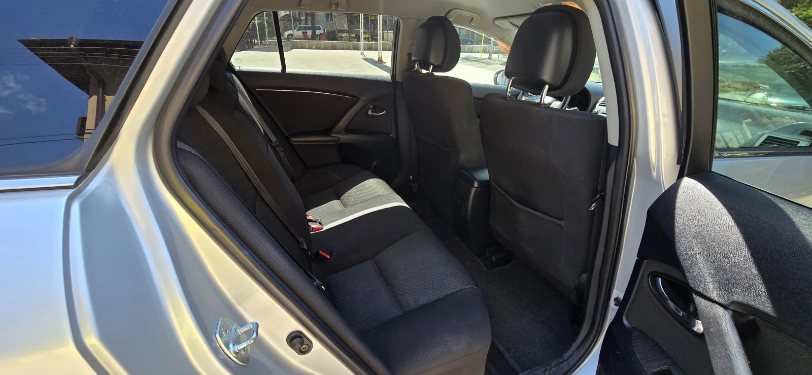 Toyota Avensis, снимка 10 - Автомобили и джипове - 54309643