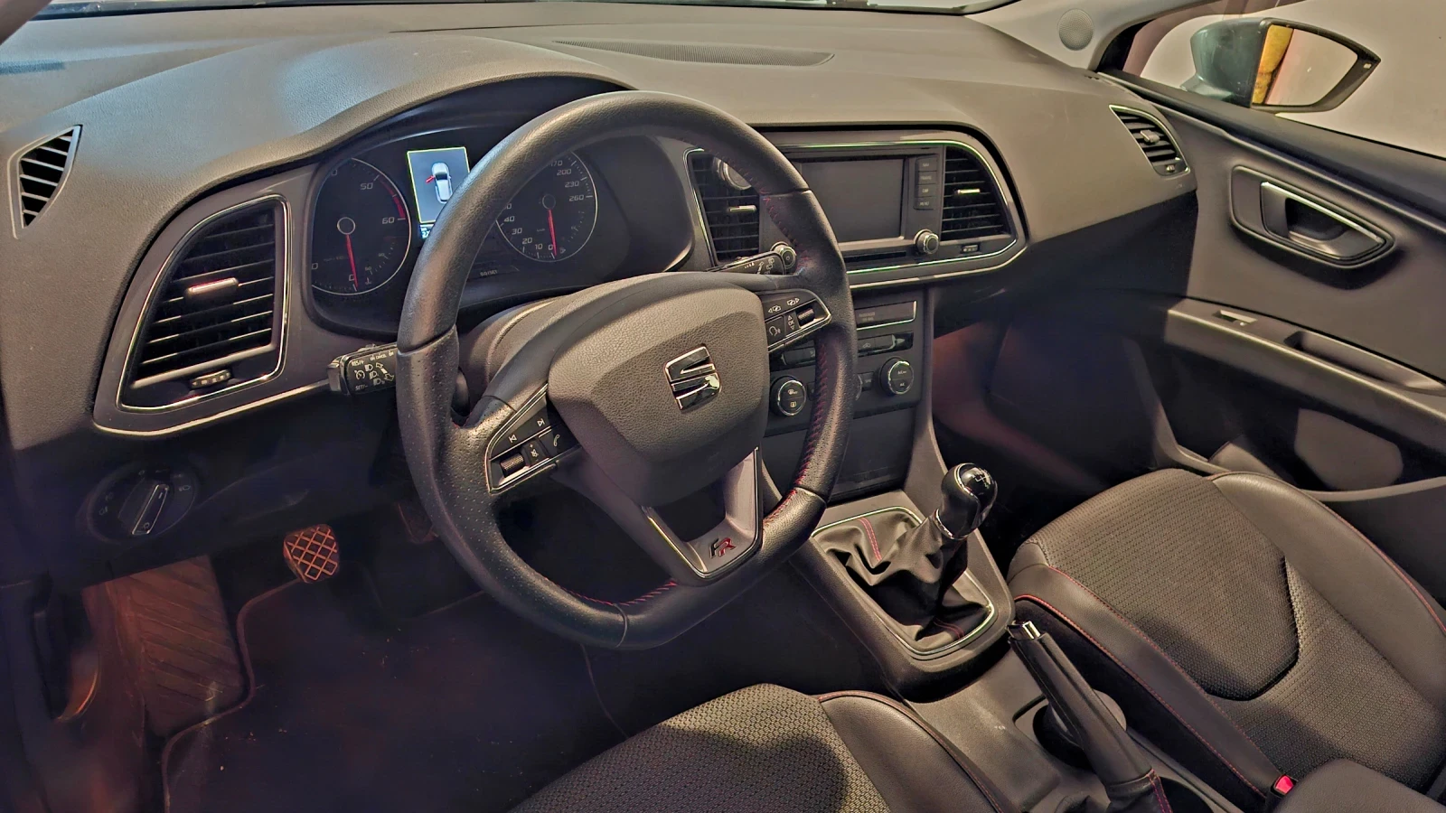 Seat Leon 2.0 TDI FR LED, снимка 12 - Автомобили и джипове - 54315901