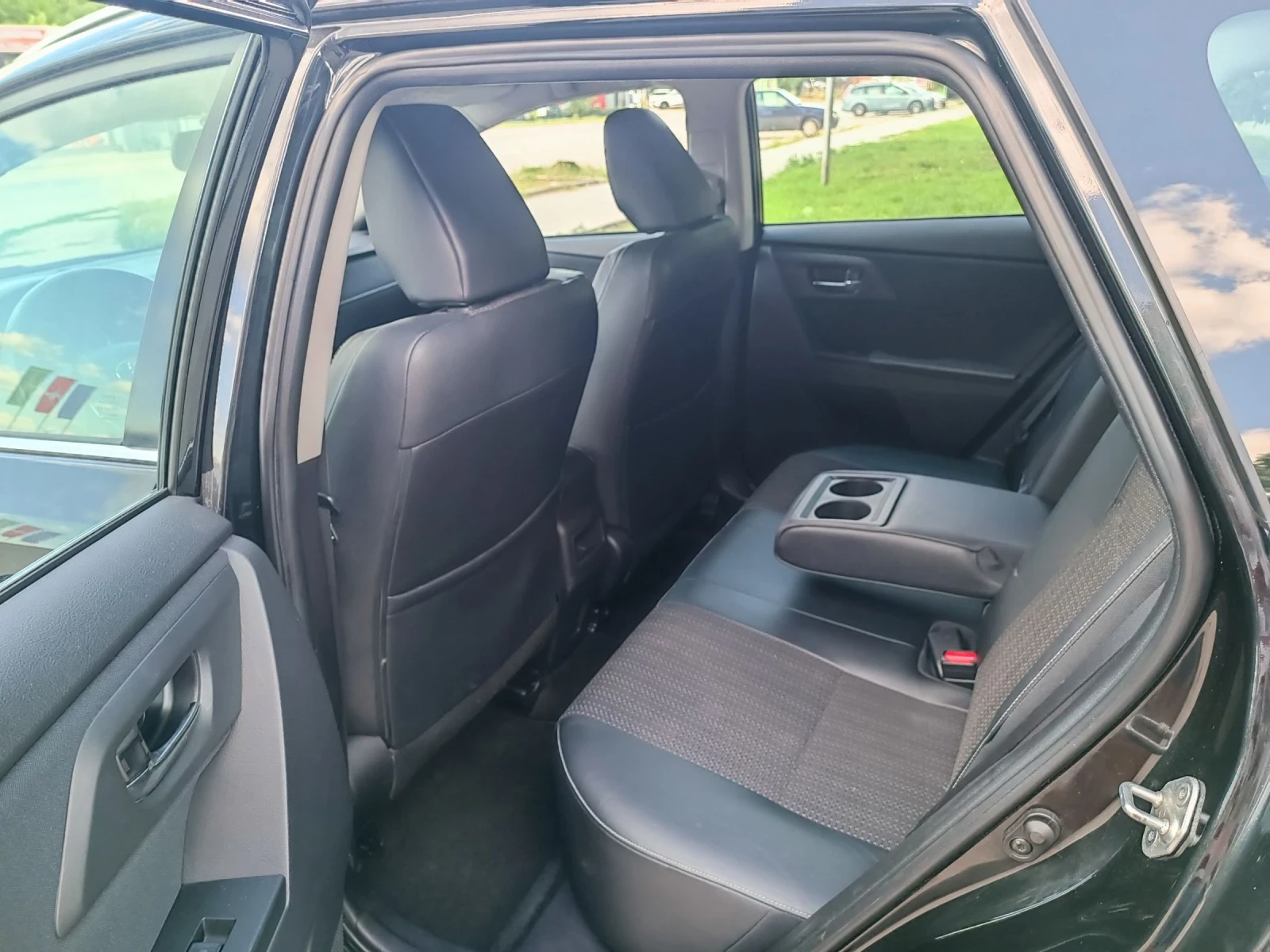 Toyota Auris 1.6i-132кс-ШВЕЙЦАРИЯ-РЪЧКА-6ск-KEYLESS-NAVI, снимка 11 - Автомобили и джипове - 54989390