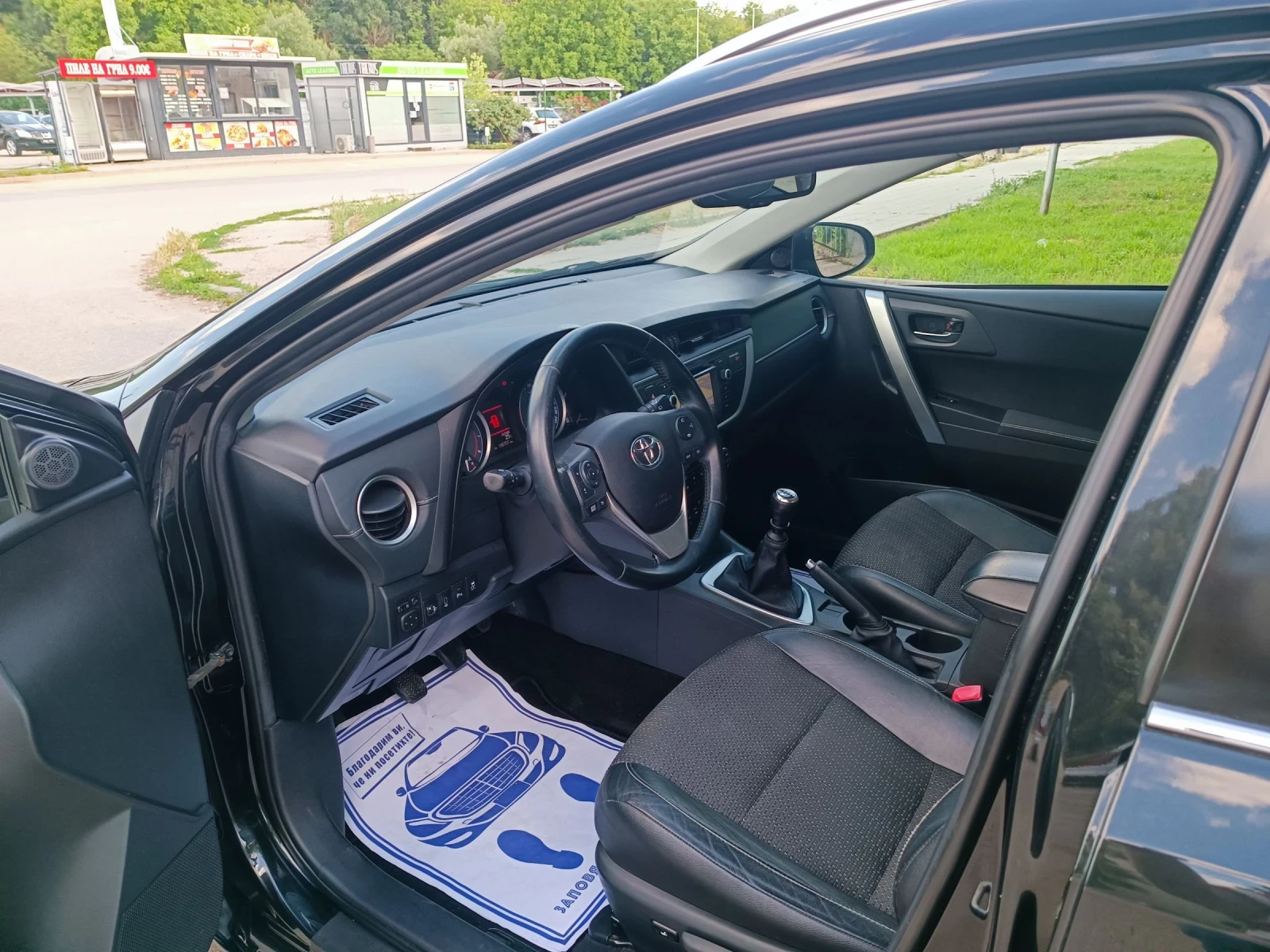 Toyota Auris 1.6i-132кс-ШВЕЙЦАРИЯ-РЪЧКА-6ск-KEYLESS-NAVI, снимка 9 - Автомобили и джипове - 54989390