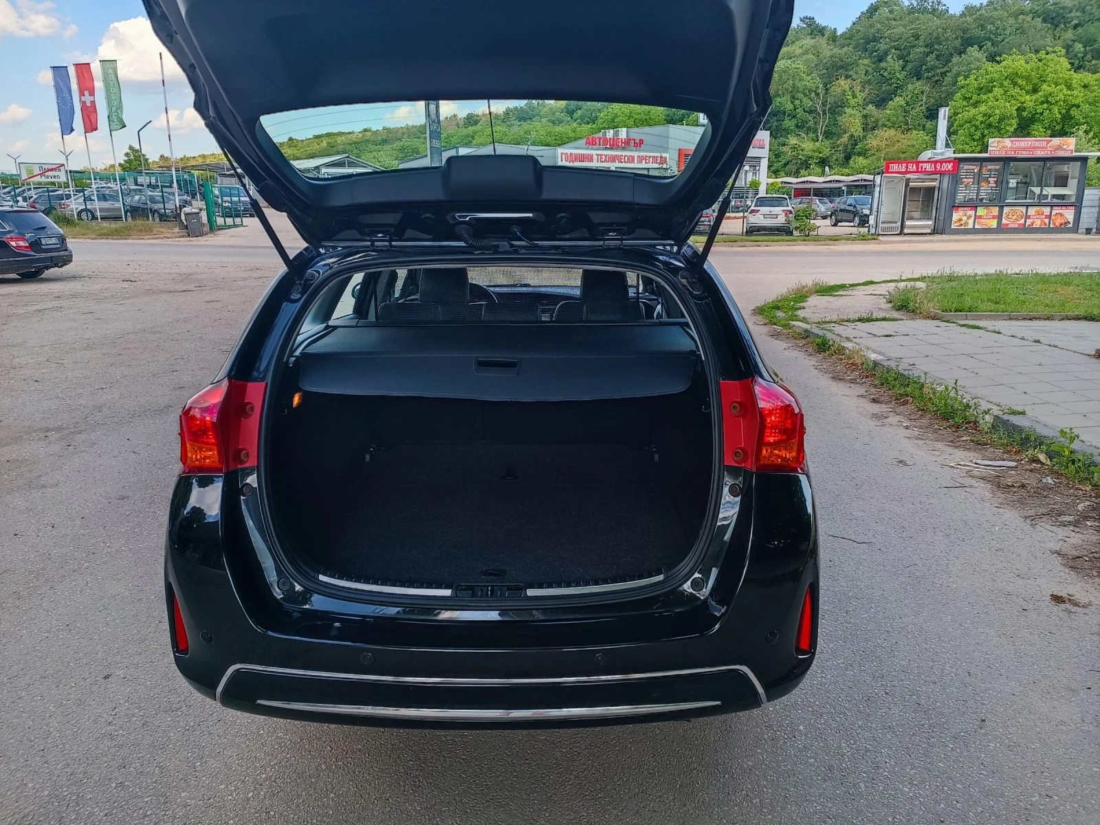 Toyota Auris 1.6i-132кс-ШВЕЙЦАРИЯ-РЪЧКА-6ск-KEYLESS-NAVI, снимка 5 - Автомобили и джипове - 54989390