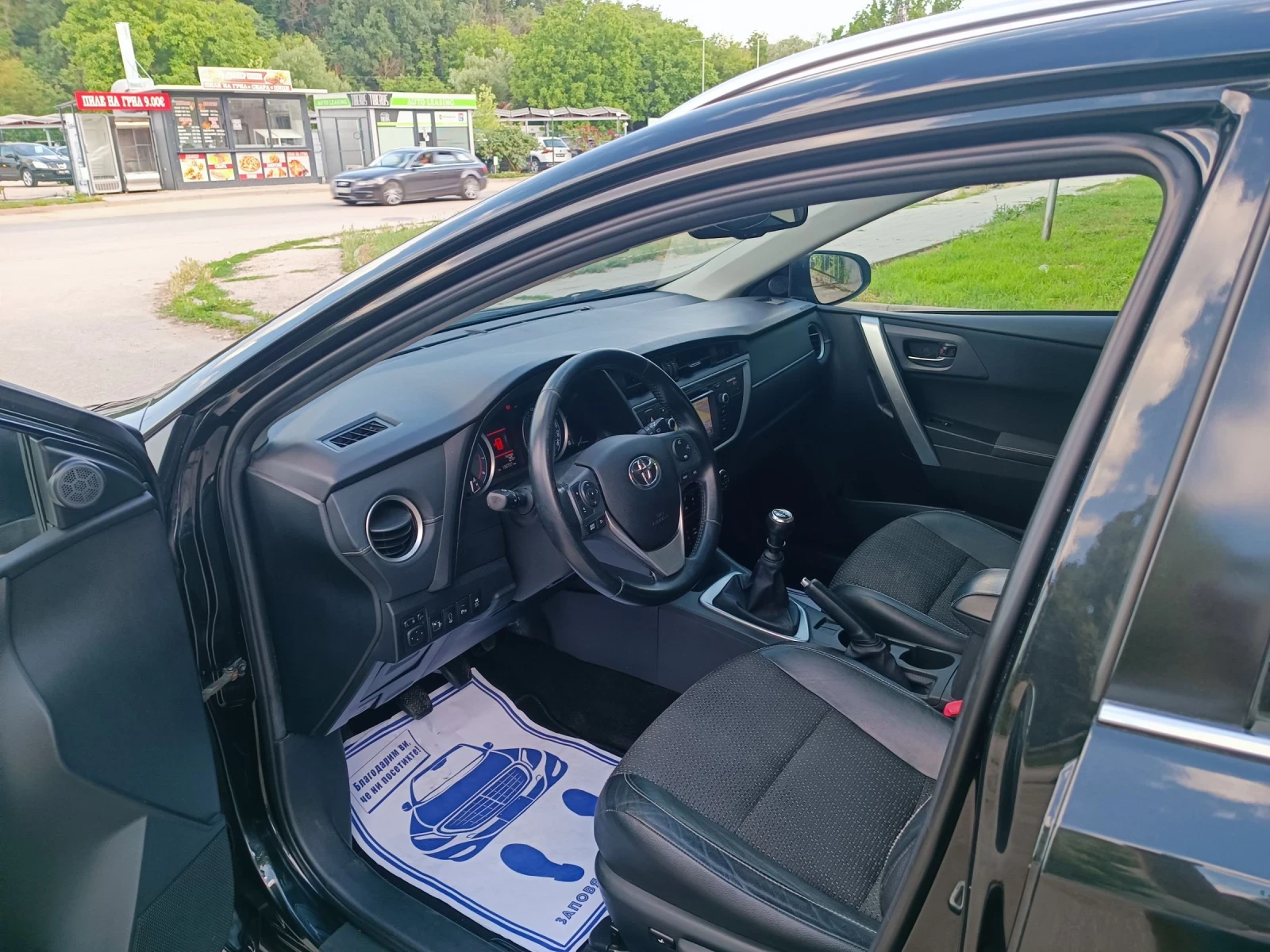 Toyota Auris 1.6i-132кс-ШВЕЙЦАРИЯ-РЪЧКА-6ск-KEYLESS-NAVI, снимка 10 - Автомобили и джипове - 54989390