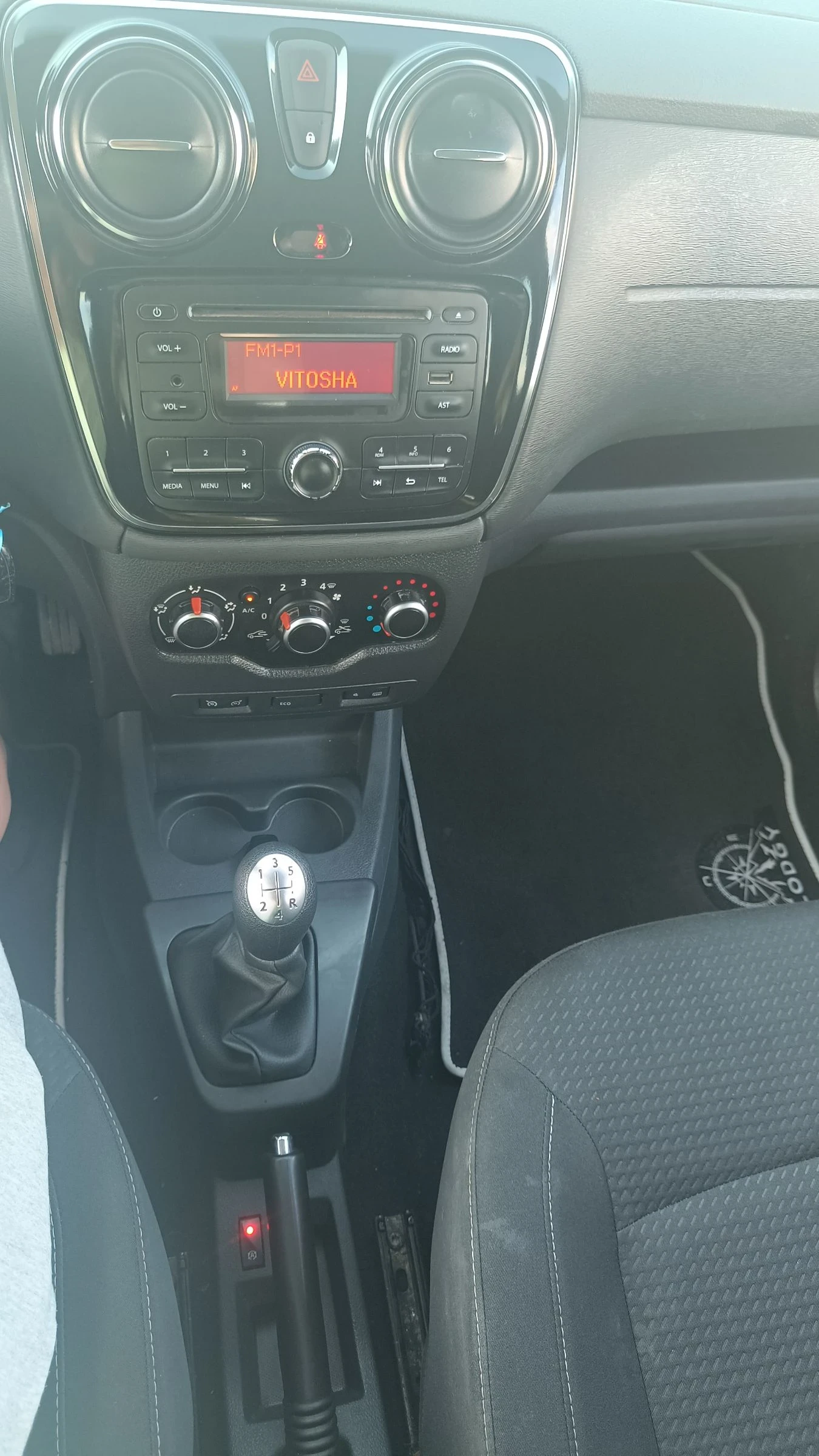 Dacia Lodgy 1.6-102кс 7местна , снимка 14 - Автомобили и джипове - 54991126