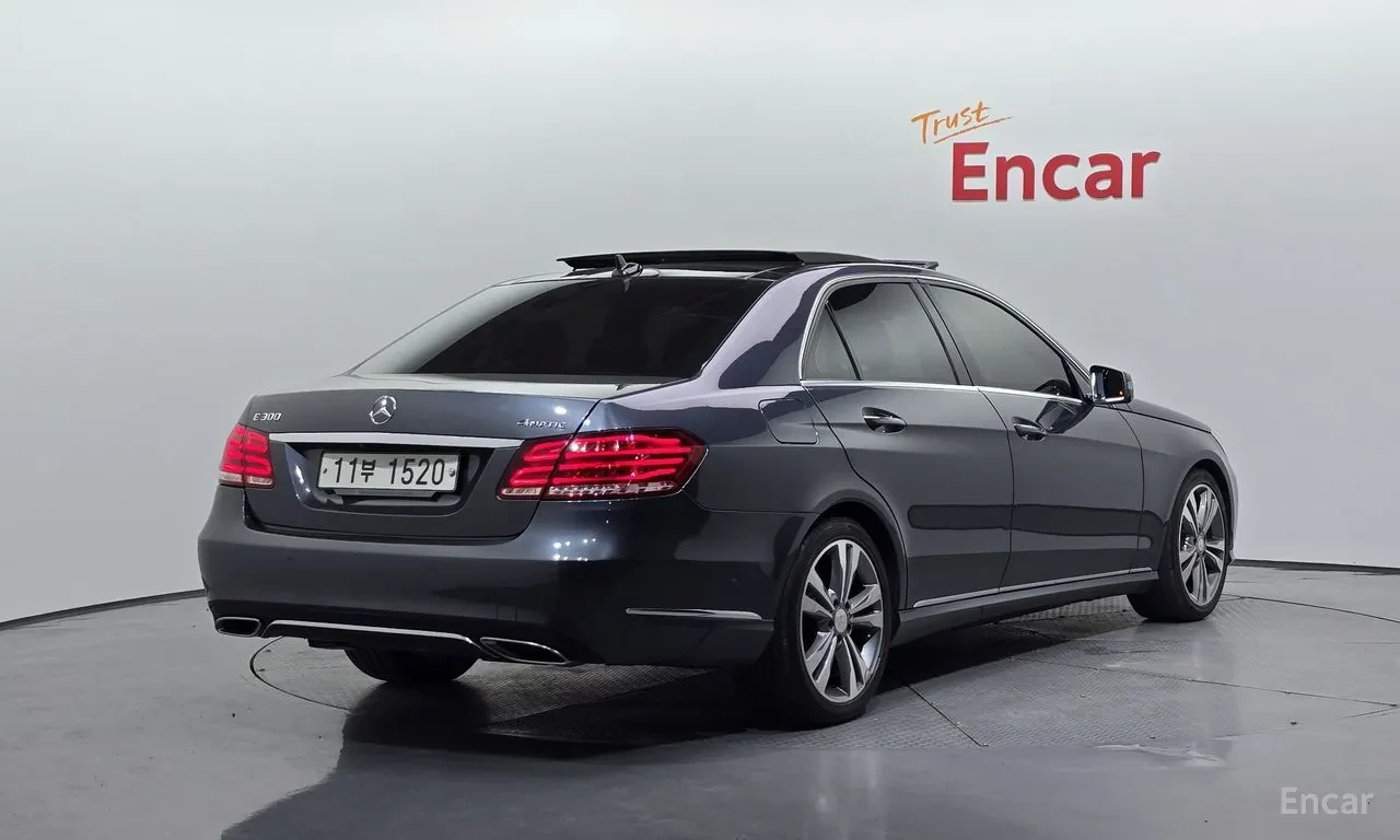 Mercedes-Benz E 300 4MATIC , снимка 2 - Автомобили и джипове - 55475772