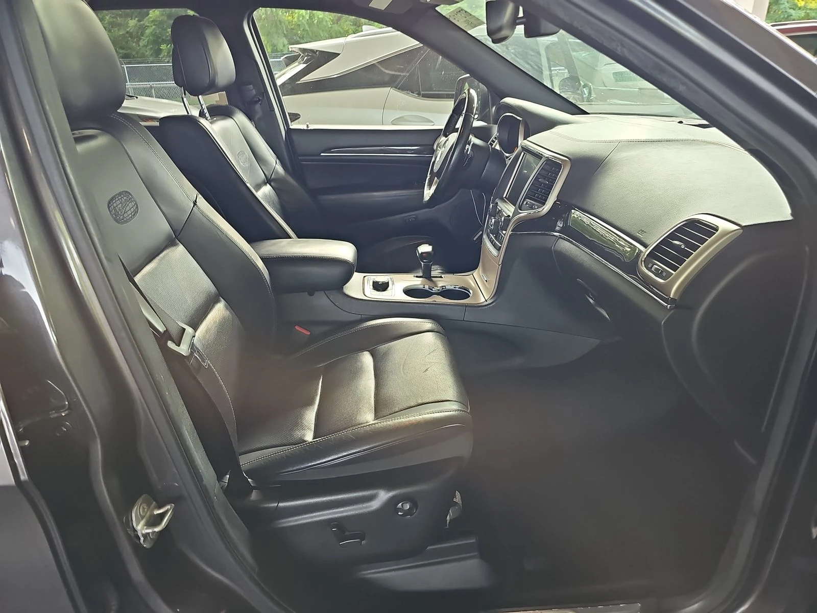 Jeep Grand cherokee Overland* 5.7HEMI* 8ZF* 4x4* Keyless* Обдух* Пано* - изображение 10