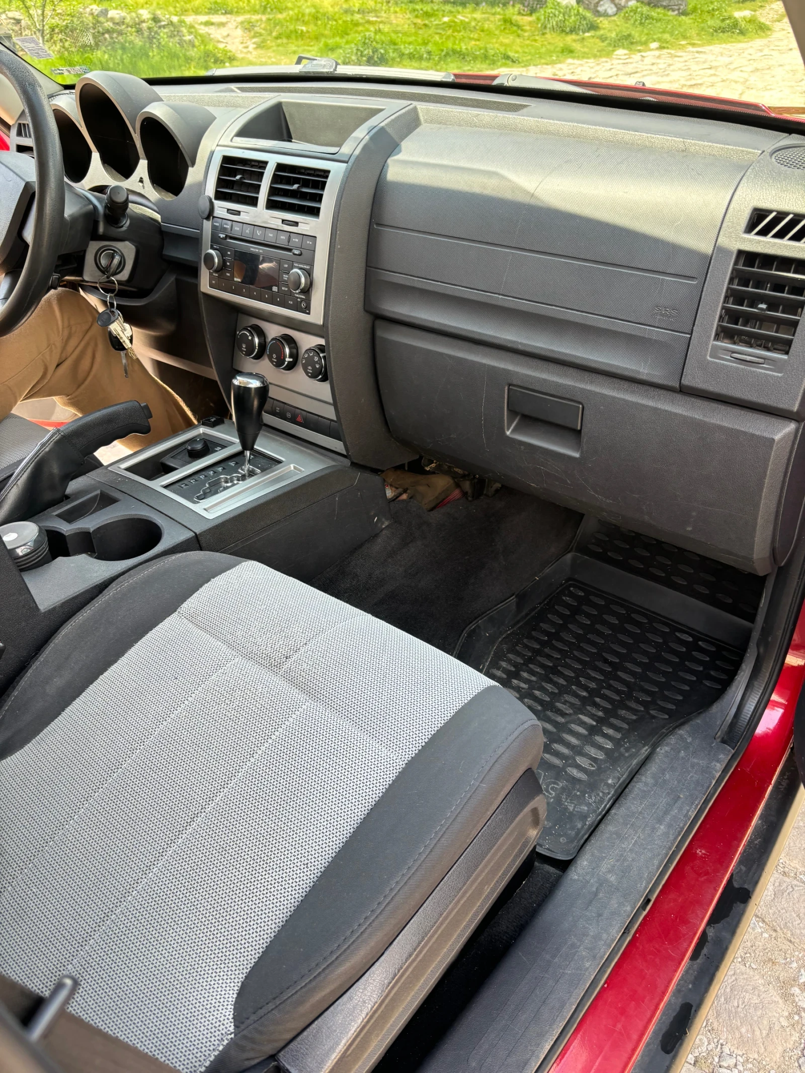 Dodge Nitro, снимка 10 - Автомобили и джипове - 56335234