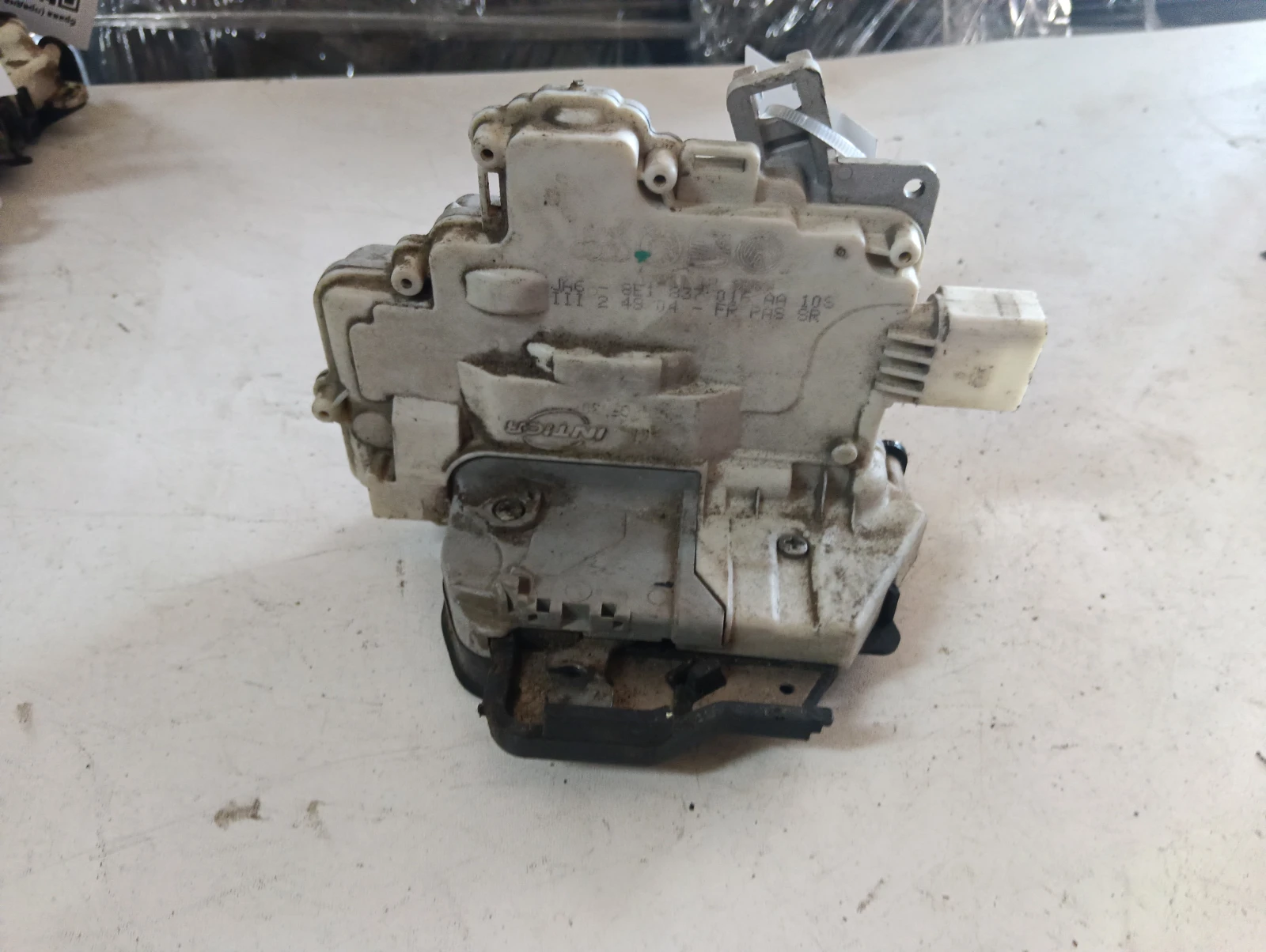брава (предна дясна) 8E1837016AA Audi A4