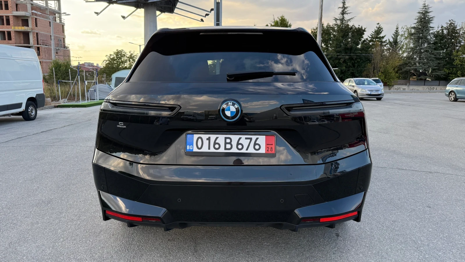 BMW iX 40xDrive LASER PANO HEADUP 360, снимка 4 - Автомобили и джипове - 56066355