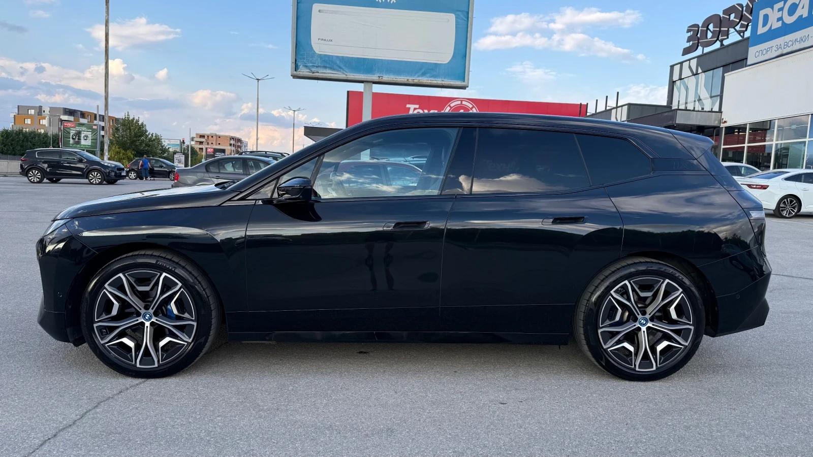 BMW iX 40xDrive LASER PANO HEADUP 360, снимка 2 - Автомобили и джипове - 56066355