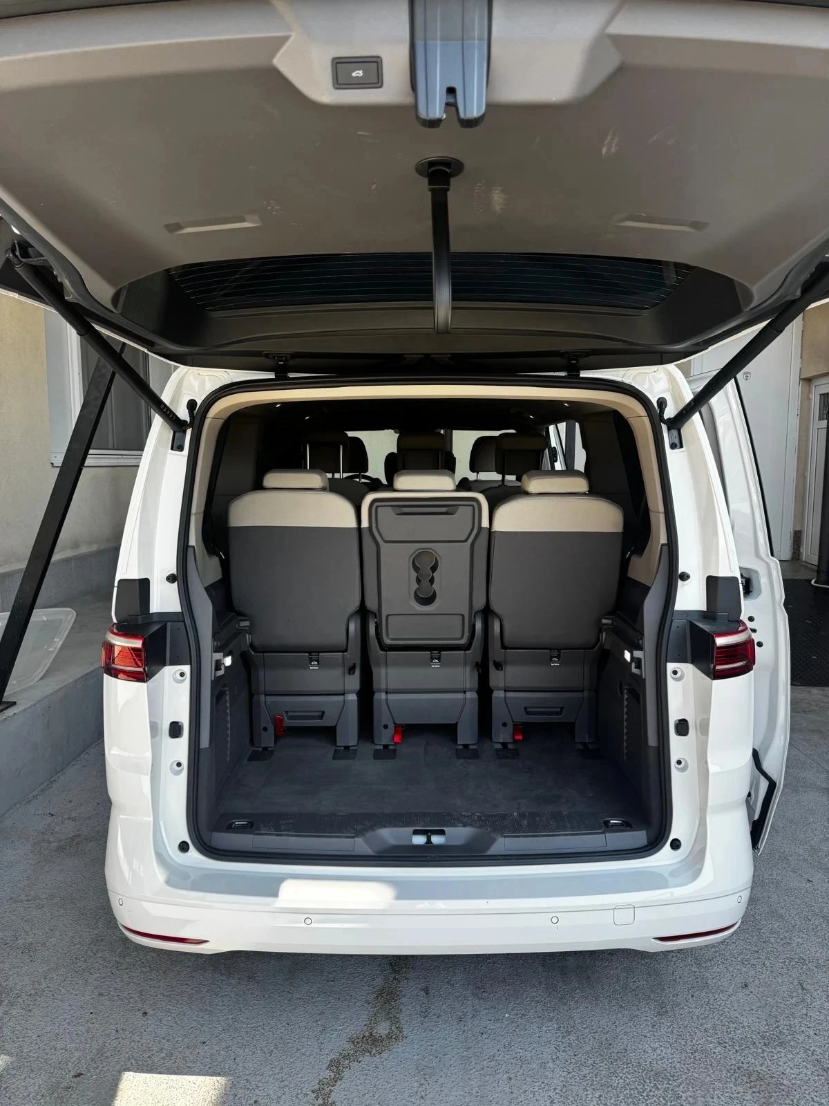 VW Multivan Life L 2.0 TDI DSG 150 к.с., снимка 9 - Бусове и автобуси - 55649925